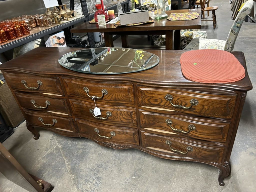 Dresser with 9 drawers